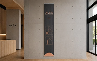 Banner colgante a medida suspendido con dimensiones personalizadas para estudio de arquitectura