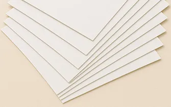 Pila de hojas de papel blanco rígido y grueso para expositor de mesa