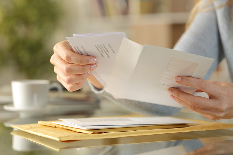 Buzoneo y mailing por correo: piezas publicitarias preparadas para el reparto