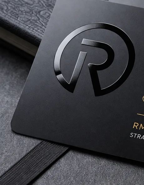 Detalle de una tarjeta de visita PVC negra mate con el logotipo en barniz selectivo brillante