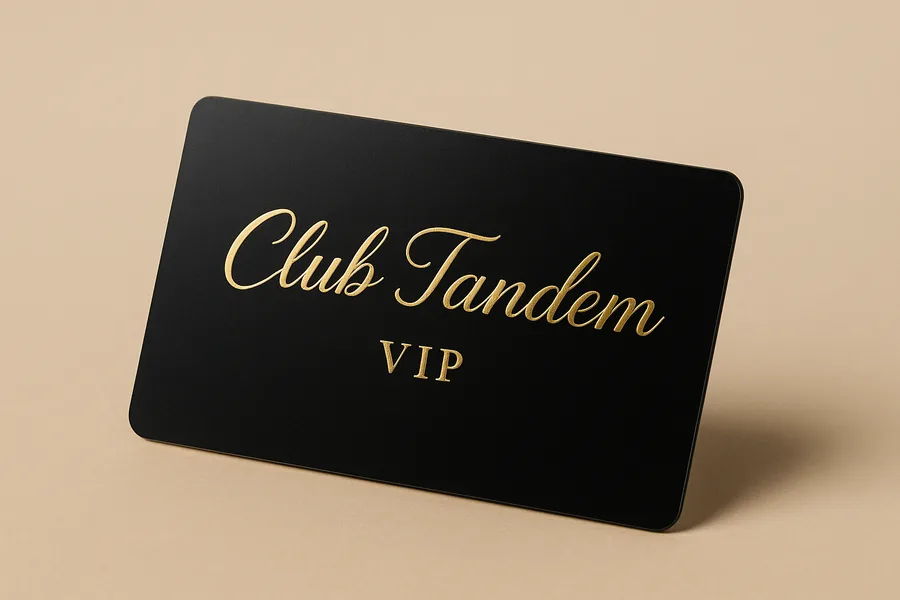 Tarjeta de visita PVC negra mate con el nombre de un club estampado en oro en caliente
