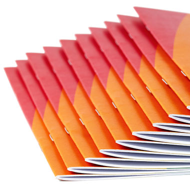 Folletos encuadernados grapados tipo libreto