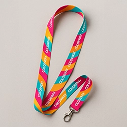 Lanyards publicitarios con acreditaciones para expositores de feria