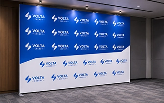 Photocall corporativo de prensa step and repeat con logotipos repetidos