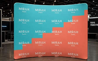 Photocall pop-up curvo para ferias y eventos corporativos