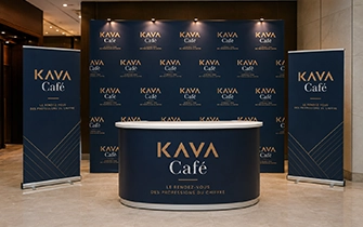 Evento corporativo con photocall y roll-up de recepción