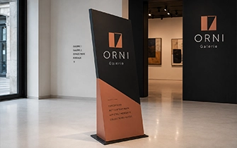 Tótem de diseño oblicuo con forma escultural para galerías y concept stores