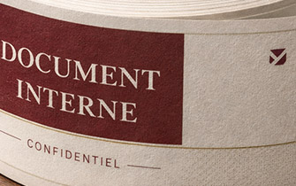 Etiqueta de oficina sobre papel texturado