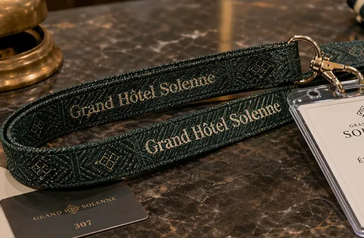 Lanyard tejido jacquard nombre marca trama hilo