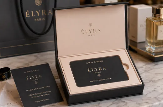 Estuche cartón rígido personalizado para tarjeta regalo en tienda