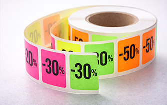 Sticker promocional sobre soporte fluorescente