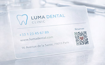 Tarjeta de visita transparente para profesionales de la salud con diseño moderno