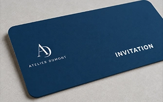Invitación elegante con esquinas redondeadas y estampación en caliente